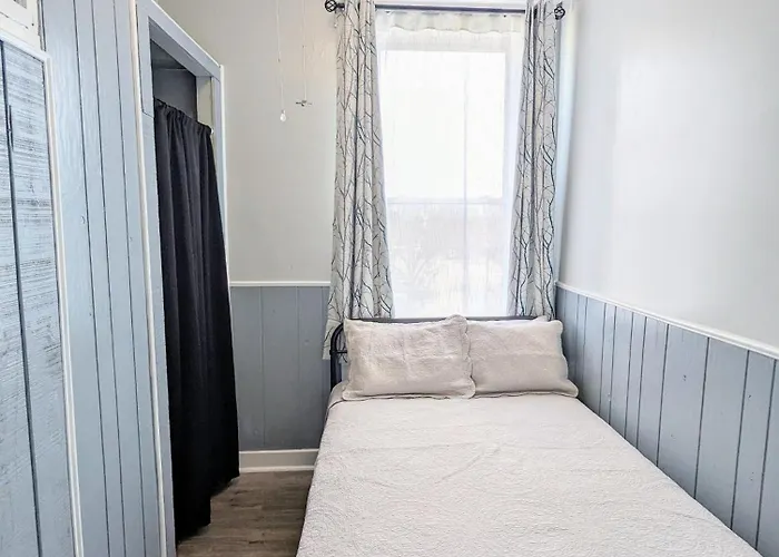 Private And Sleeping Near Marathon, Hershey Apartment